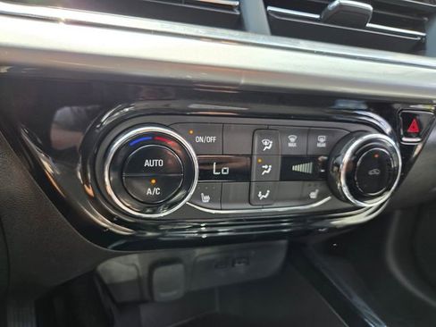 Used 2025 Chevrolet Trax LT w/ LT Convenience Package FWD image 26