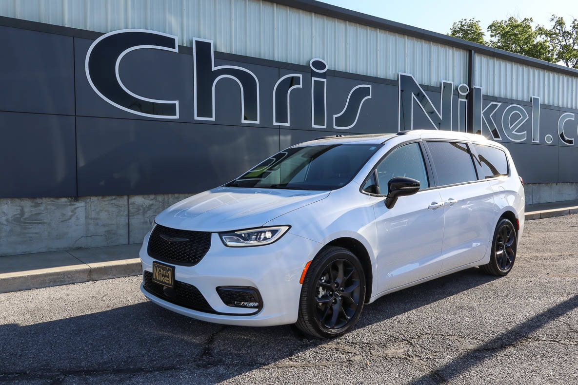 Used 2025 Chrysler Pacifica Limited FWD image 1