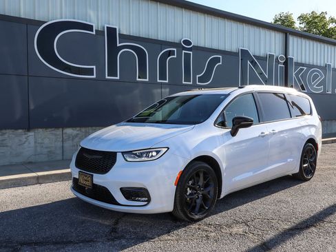 Used 2025 Chrysler Pacifica Limited FWD image 1