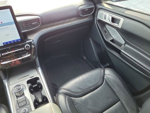 Certified 2021 Ford Explorer Platinum w/ Equipment Group 601A image 17