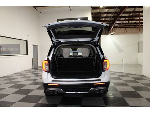 Used 2020 Ford Explorer Platinum w/ Premium Technology Package image 22