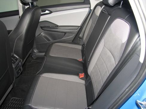 Used 2022 Volkswagen Taos SE FWD image 11