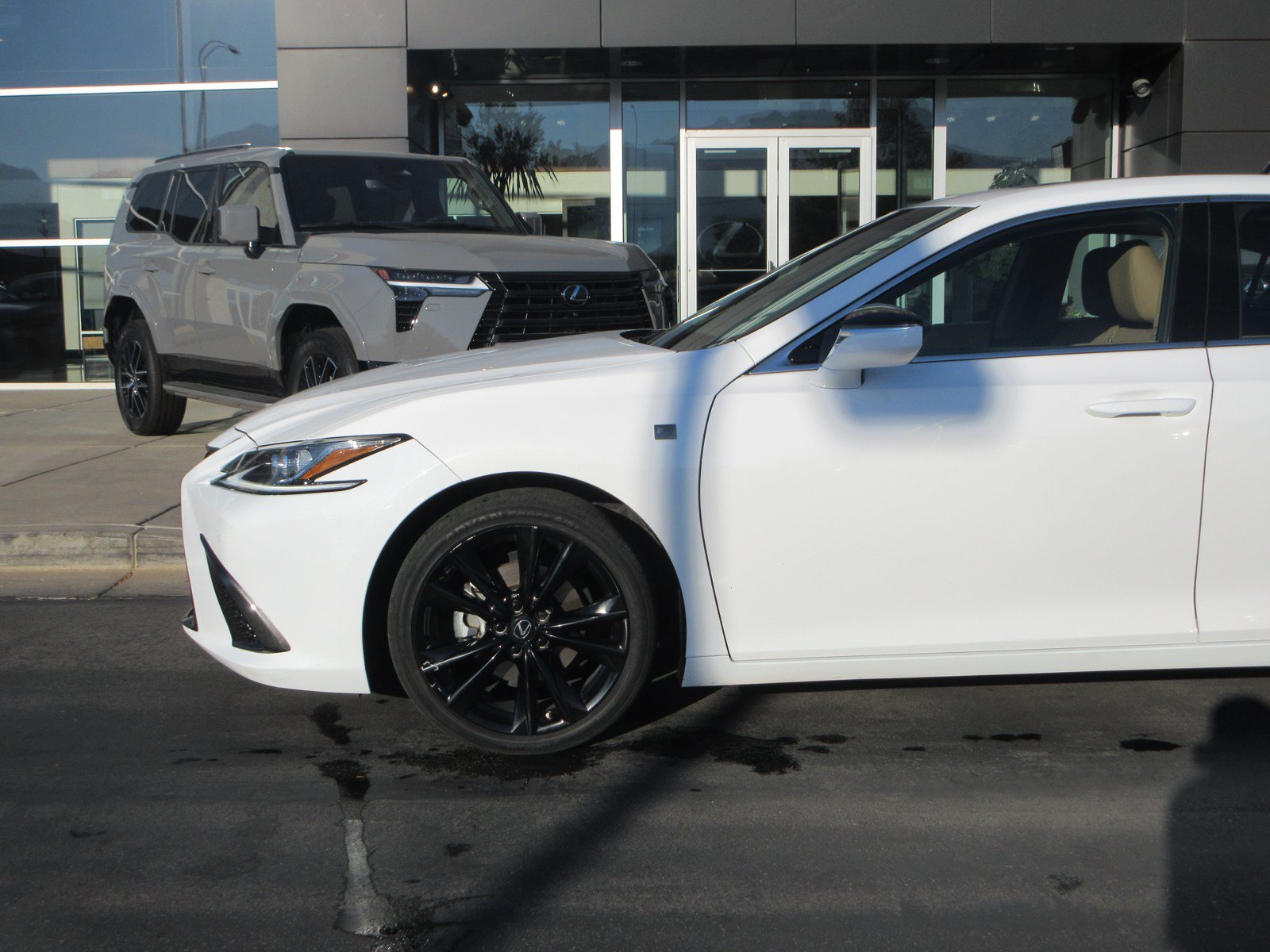 Used 2023 Lexus ES 300h w/ Accessory Package (Z2) FWD image 2