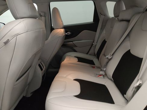 Used 2021 Jeep Cherokee Latitude Plus image 18