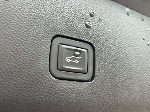 Used 2018 Chevrolet Traverse LT FWD image 13
