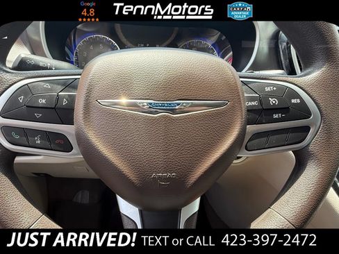 Used 2017 Chrysler Pacifica Touring FWD image 17
