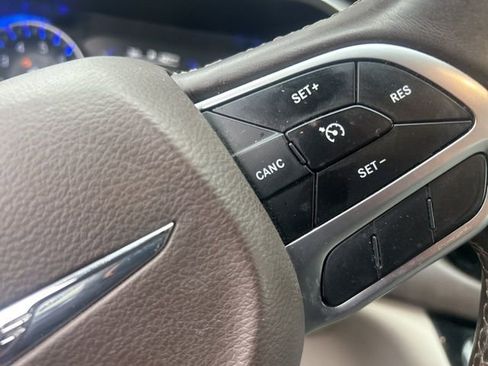 Used 2018 Chrysler Pacifica Touring-L image 20