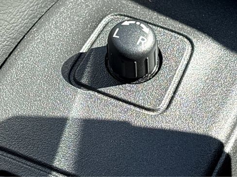 Used 2024 Nissan Frontier SV w/ Tow Package RWD image 33