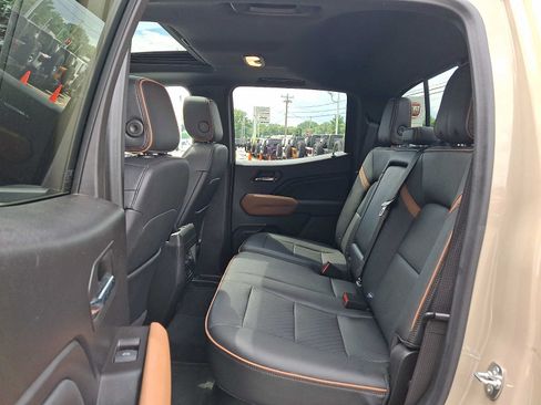 Used 2024 GMC Canyon AT4 w/ AT4 Premium Package AWD/4WD image 10