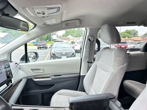 Used 2021 Toyota Sienna LE AWD/4WD image 34