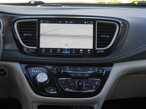 Used 2024 Chrysler Pacifica Limited FWD image 19
