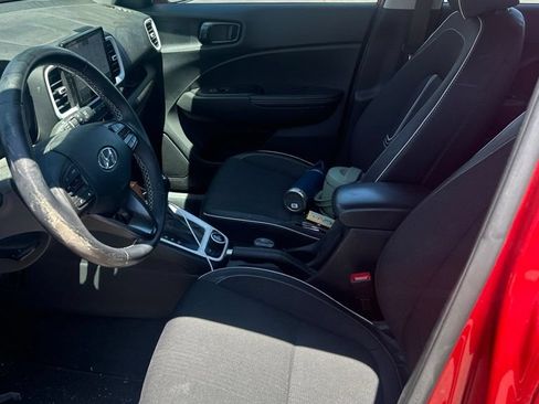 Used 2024 Hyundai Venue Limited FWD image 5