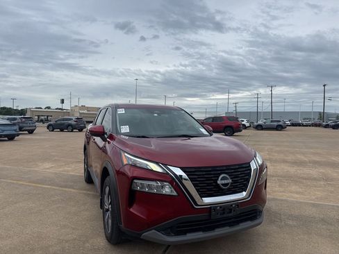 Used 2022 Nissan Rogue SV FWD image 2