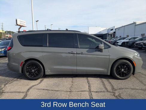 Used 2022 Chrysler Pacifica Touring-L image 3