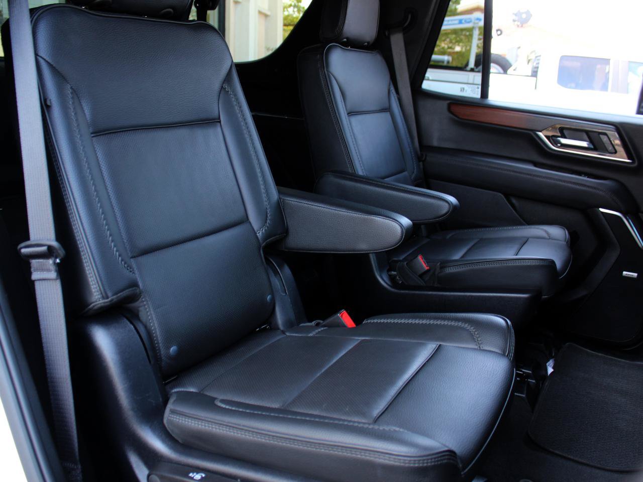 Used 2025 GMC Yukon Denali AWD/4WD image 40