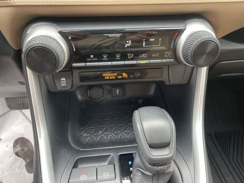 Used 2020 Toyota RAV4 LE FWD image 20