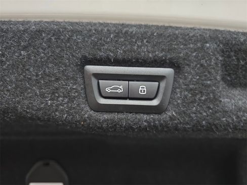 Used 2025 BMW i5 xDrive40 w/ Premium Package image 16