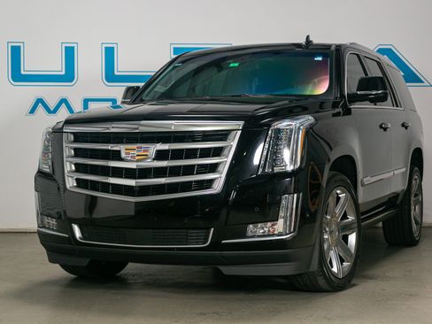 Used 2018 Cadillac Escalade Premium Luxury image 3