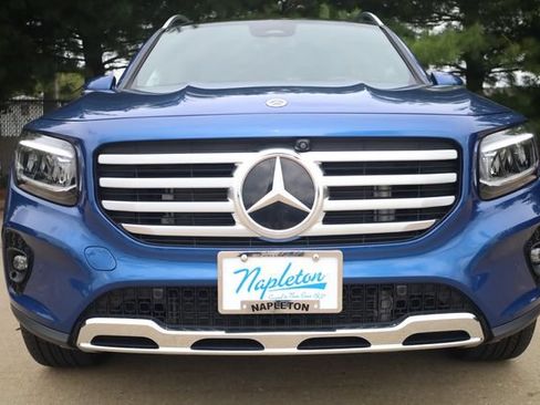 Used 2025 Mercedes-Benz GLB 250 4MATIC w/ Exclusive Package image 4