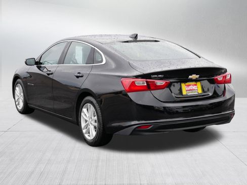 Used 2017 Chevrolet Malibu LT w/ Leather Package FWD image 4