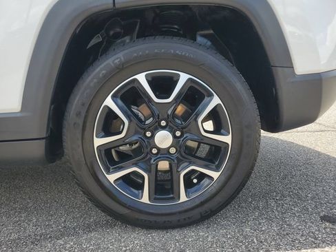 Used 2022 Jeep Compass Latitude FWD image 11