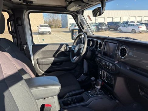 Used 2023 Jeep Gladiator Overland image 11
