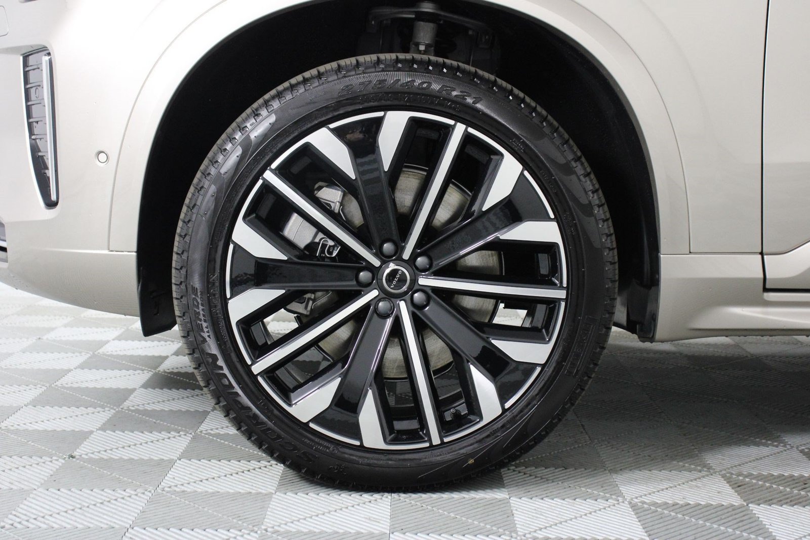 New 2026 Volvo XC90 T8 Plus w/ Protection Package Premier AWD/4WD image 13