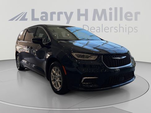 Used 2023 Chrysler Pacifica Touring-L FWD image 7