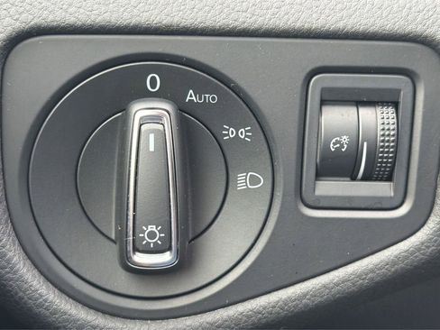 Used 2019 Volkswagen Golf S FWD image 17
