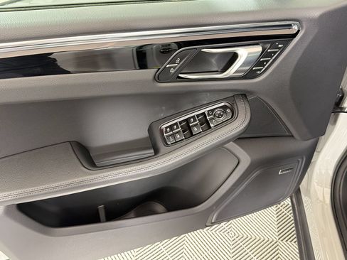 Certified 2025 Porsche Macan AWD/4WD image 15