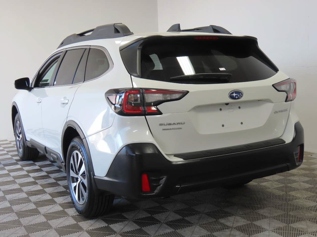 Used 2022 Subaru Outback Premium w/ Popular Package #1 AWD/4WD image 3