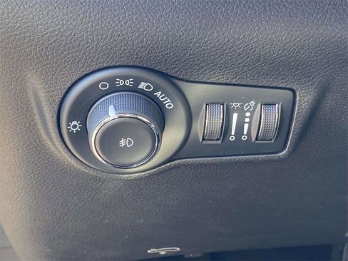 Used 2024 Jeep Compass Latitude image 17