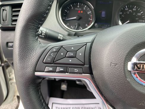 Used 2018 Nissan Rogue SV w/ Premium Package image 18