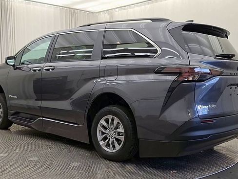 Used 2025 Toyota Sienna XLE w/ XLE Plus Package FWD image 9