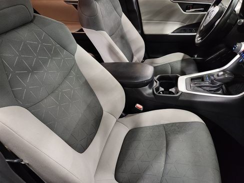 Used 2021 Toyota RAV4 XLE image 32