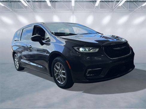 Used 2023 Chrysler Pacifica Touring-L image 15