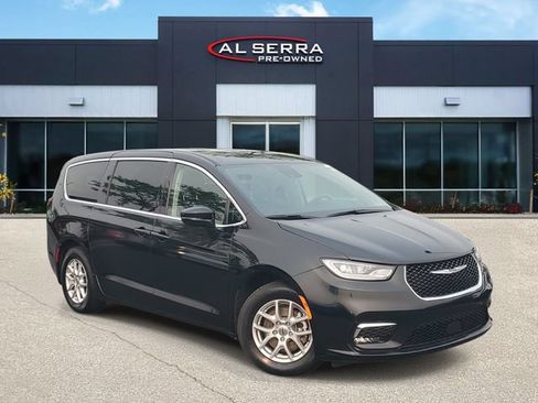 Used 2024 Chrysler Pacifica Touring-L FWD image 1