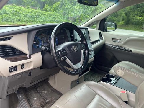 Used 2016 Toyota Sienna XLE FWD image 9
