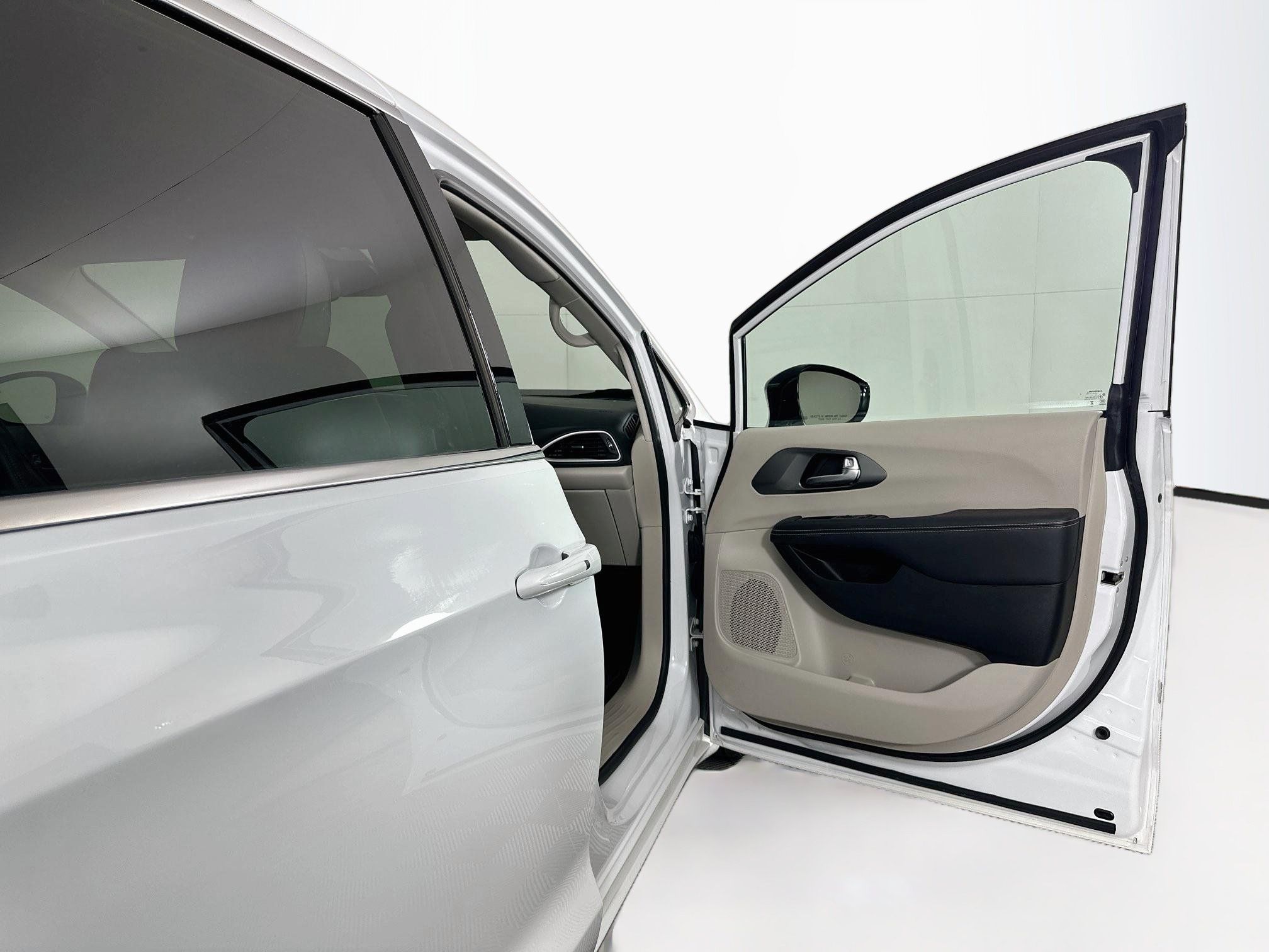 Used 2024 Chrysler Pacifica Touring-L FWD image 33