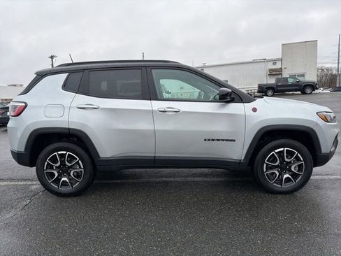 Used 2024 Jeep Compass Trailhawk image 10
