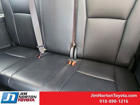 Used 2024 Toyota Highlander XLE image 32