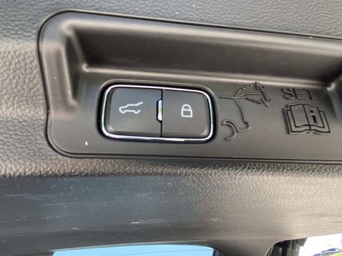 Used 2023 Ford Explorer Limited w/ Limited Technology Package RWD image 7