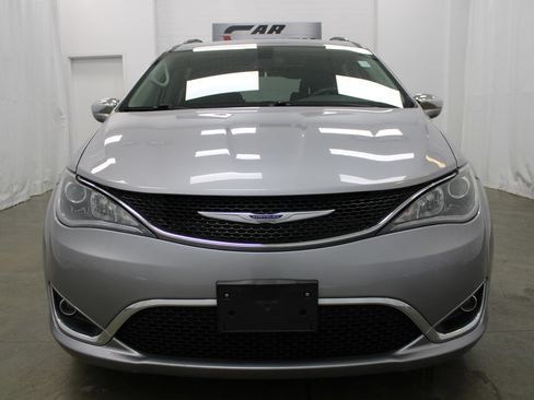 Used 2020 Chrysler Pacifica Limited FWD image 3