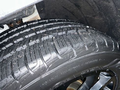 Used 2023 GMC Terrain SLE w/ Driver Convenience Package image 28