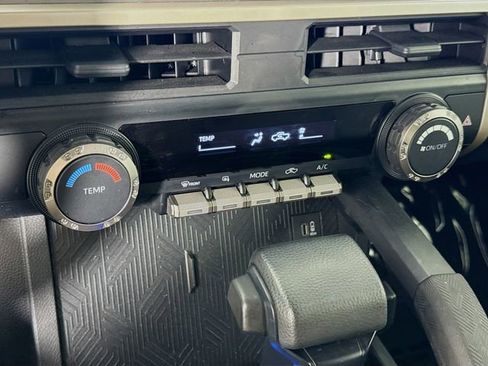 Certified 2024 Toyota Tacoma SR5 AWD/4WD image 17