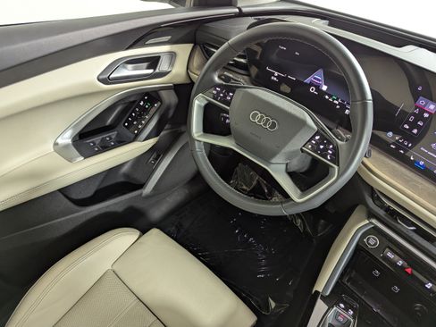 Certified 2025 Audi Q5 Premium w/ Premium Plus AWD/4WD image 9