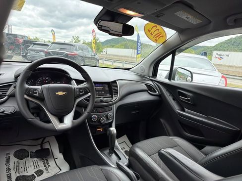 Used 2022 Chevrolet Trax LT w/ LT Convenience Package AWD/4WD image 13