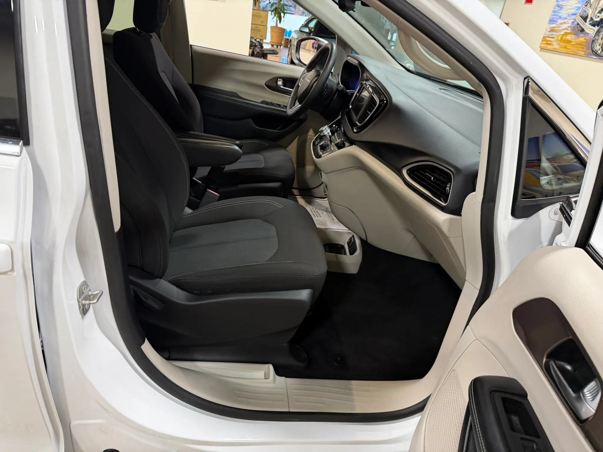 Used 2023 Chrysler Voyager LX FWD image 33