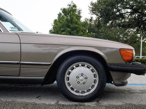 Used 1988 Mercedes-Benz 560 SL image 8