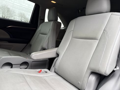 Used 2016 Toyota Highlander Limited image 22